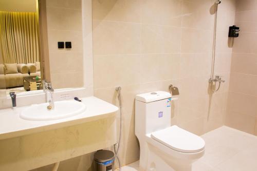 a bathroom with a toilet and a sink at ﺳﹻﻠﹿﺲ ﻟﻠﺸﻘﻖ اﻟﻤﺨﺪومة - الروابي in Riyadh