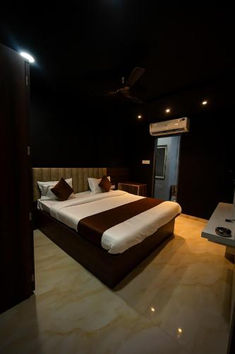 インドールにあるHotel HH Viewのベッドルーム1室(大型ベッド1台付)