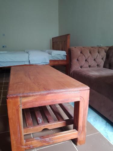 Kijani Resort في Libwezi: غرفة معيشة مع طاولة قهوة وأريكة