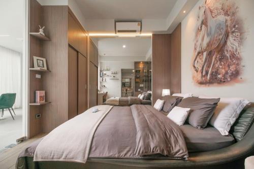 a bedroom with a large bed in a room at Fin Villa Bang Saray in Bang Sare