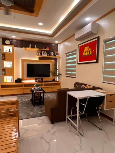 TV a/nebo společenská místnost v ubytování Luxury Vacation House Oceanfront in Lila, Bohol