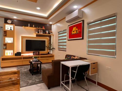 TV a/nebo společenská místnost v ubytování Luxury Vacation House Oceanfront in Lila, Bohol