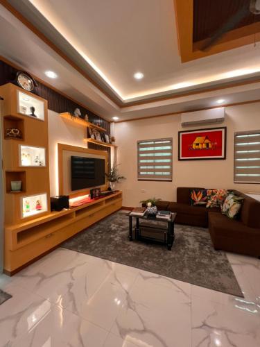 TV a/nebo společenská místnost v ubytování Luxury Vacation House Oceanfront in Lila, Bohol