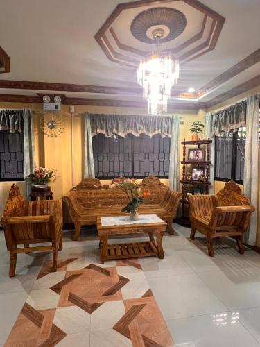 Posezení v ubytování Luxury Vacation House Oceanfront in Lila, Bohol