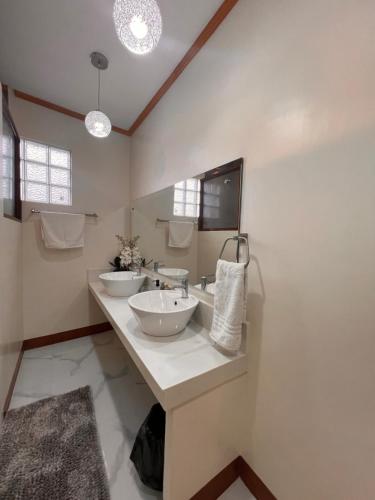Koupelna v ubytování Luxury Vacation House Oceanfront in Lila, Bohol