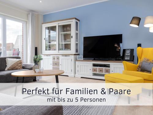 Il comprend un salon doté d'une télévision à écran plat. dans l'établissement Lotsenglück Fehmarn, Nähe Hafen Burgstaaken, perfekt für Familien & Paare, à Burg