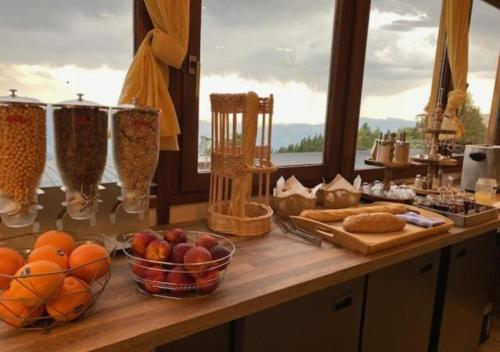 una mesa con tazones de fruta y otros alimentos. en Résidence La Bérangère, en Chamrousse
