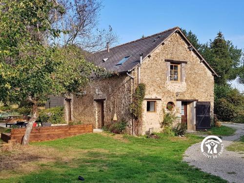 a stone house with a fence in front of it at La Petite Maison in Vaiges