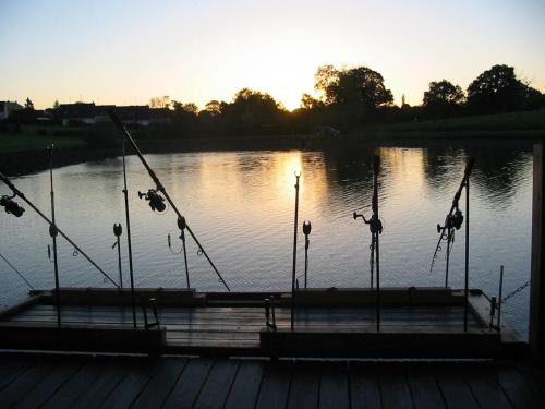 Udsigt til en flod der løber i nærheden af feriehuset