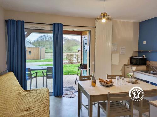 Η κουζίνα ή μικρή κουζίνα στο Chalet le Vairon (PMR)