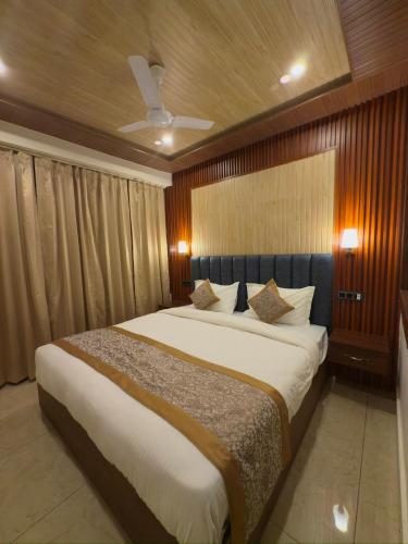 a bedroom with a large bed with a ceiling at Milam Hostel in Leh