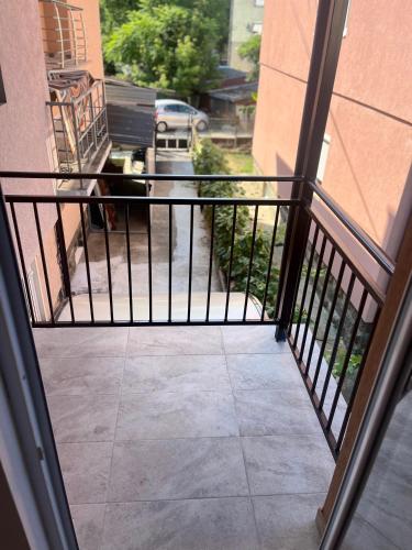 Ein Balkon oder eine Terrasse in der Unterkunft Apartman CENTAR