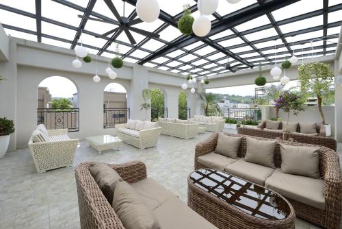 Ein Sitzbereich in der Unterkunft Caffir Garden Hotel
