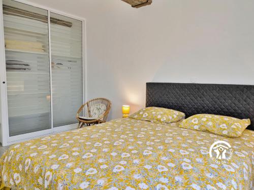 a bedroom with a large bed and a window at Gîte du Hérisson, 6 personnes 