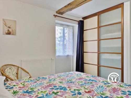a bedroom with a bed and a window at Gîte du Hérisson, 6 personnes 