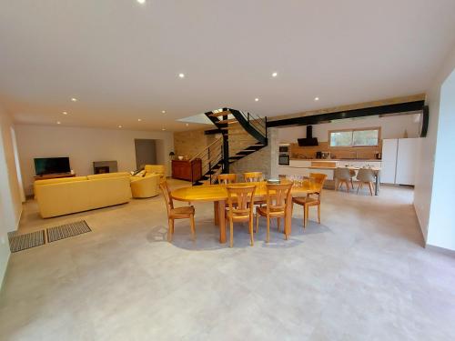 a dining room and kitchen with a table and chairs at Un air de campagne in Saint-Pierre-la-Cour