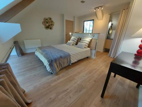 Ένα ή περισσότερα κρεβάτια σε δωμάτιο στο L'Atelier des hirondelles