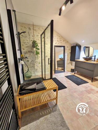 a bathroom with a shower and a glass door at Gîte Les Haies de Tresmes, jusqu'à 6 personnes in Gesvres