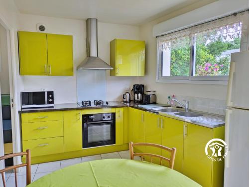 Kuchyň nebo kuchyňský kout v ubytování Gîte de Montgiroux, jusqu'à 5-6 personnes