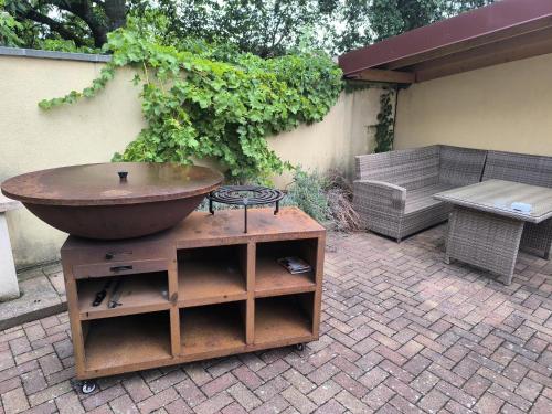 a sink on a stand on a brick patio at Gîte Oncle Yerry Ostheim in Ostheim