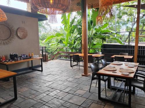 un ristorante con tavoli e sedie e un patio di 133onFifth a Umtali