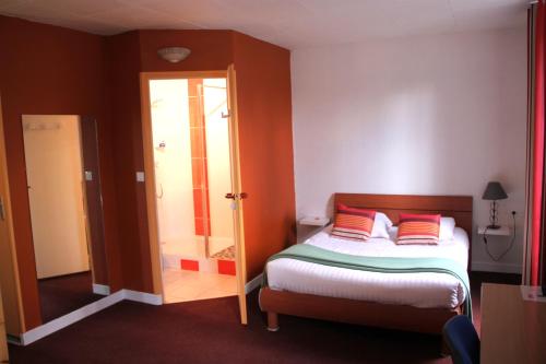 Katil atau katil-katil dalam bilik di Agape Hotel Niort- Bessines