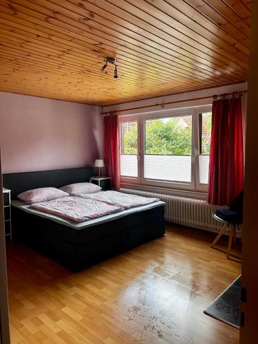 ein Schlafzimmer mit einem Bett und einem großen Fenster in der Unterkunft Ferienhaus Müller in Soltau