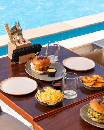 Comida en o cerca de este hotel