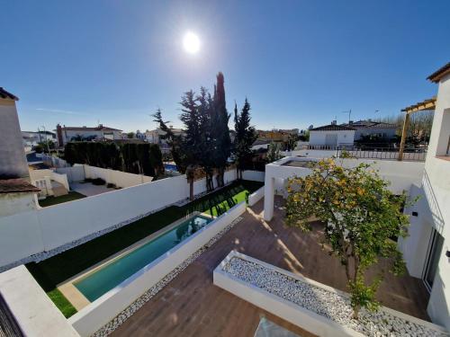 een uitzicht vanaf het dak van een huis met een zwembad bij Apartaments Gorgot in Empuriabrava