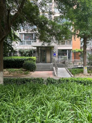 Taman di luar Lizi Boutique Guesthouse and Family Apartment-Nearby Tiananmen square-5mins walk to subway-Easy for taste Chinese food