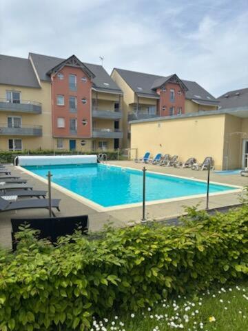- une grande piscine dans un complexe d'appartements dans l'établissement Appartement avec piscine, à Grandcamp-Maisy