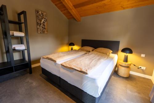 Katil atau katil-katil dalam bilik di Valkse Hoeve met Sauna & Hottub | 6 personen