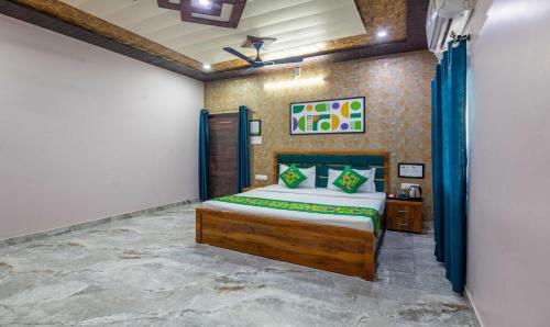 Rúm í herbergi á Treebo Ramayan Suites Ayodhya
