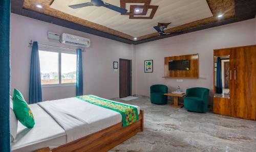 AyodhyaにあるTreebo Ramayan Suites Ayodhyaのベッドとテーブルと椅子のある寝室