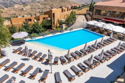 Una vista aérea de una piscina con tumbonas y un visor. en Oakridge Hotel & Spa, en Kfardebian