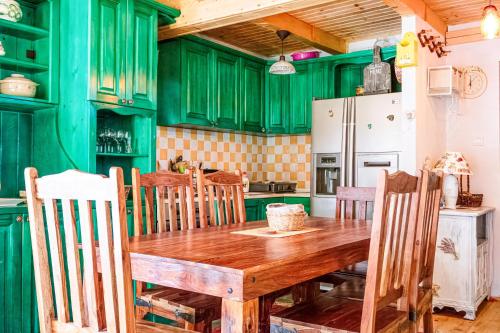 Φωτογραφία από το άλμπουμ του Cozy Wooden House with Fireplace near Zabljak & Durmitor σε Žabljak