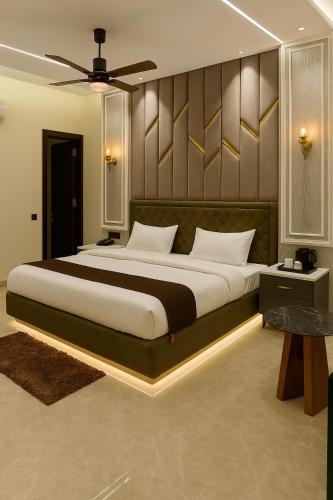 Ένα ή περισσότερα κρεβάτια σε δωμάτιο στο Hotel Mother Land Palace