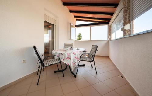 1 Bedroom Stunning Apartment In Fazana