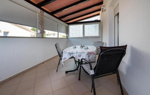 1 Bedroom Stunning Apartment In Fazana