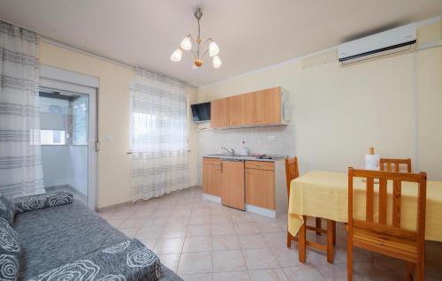 1 Bedroom Stunning Apartment In Fazana