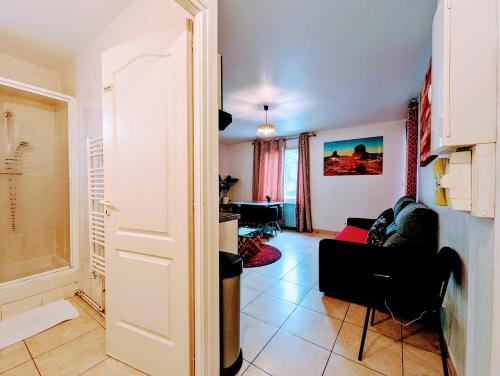 Χώρος καθιστικού στο Chic apart with parking near Paris