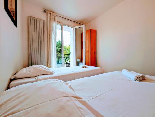 Ένα ή περισσότερα κρεβάτια σε δωμάτιο στο Chic apart with parking near Paris