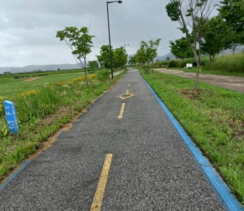 an empty road with yellow and blue at Buyeo Eoksae Jeongwon Pension in Buyeo