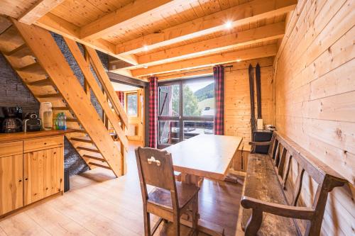 une salle à manger avec une table et des chaises dans une cabine dans l'établissement Les Avenières - la Norma, à Villarodin-Bourget