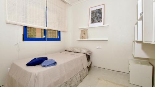 two beds in a small room with white walls at Apartamento Punta Glea in Orihuela Costa