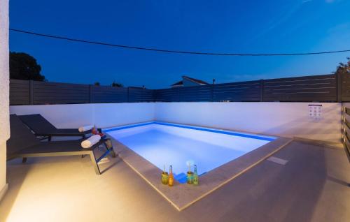 Πισίνα στο ή κοντά στο Beautiful Home In Pridraga With Private Swimming Pool, Can Be Inside Or Outside