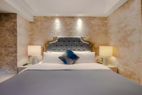 Postel nebo postele na pokoji v ubytování Chengdu Botingxi Mansion Selected Suites B&B