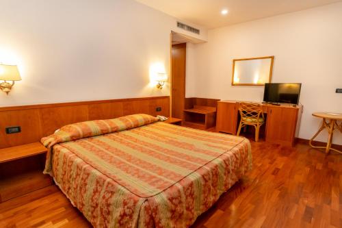 Ένα ή περισσότερα κρεβάτια σε δωμάτιο στο Hotel Tivoli