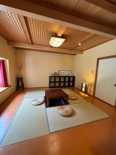 a living room with a table and a rug at 那須青木 Fabulous House 一棟貸 BBQ in Nasushiobara