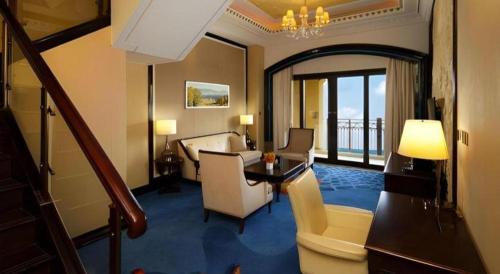 珠海市にあるChimelong Hengqin Bay Hotelのリビングルーム(デスク付)、リビングルーム(ベッドルーム付)